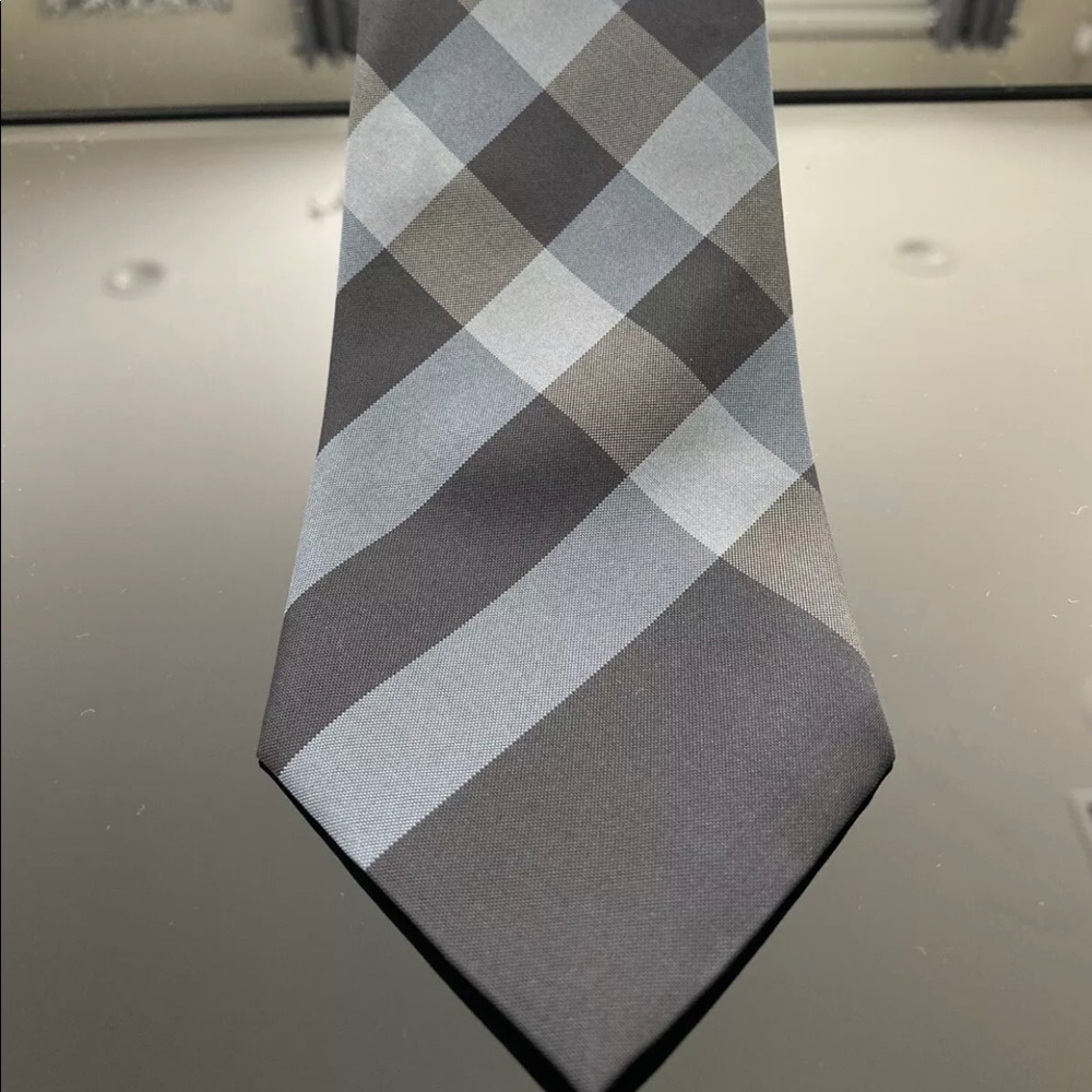 100% Authentic BURBERRY tie